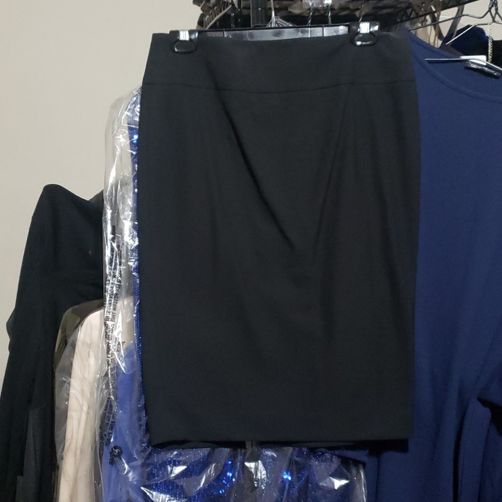 Black side zip pencil skirt size 6